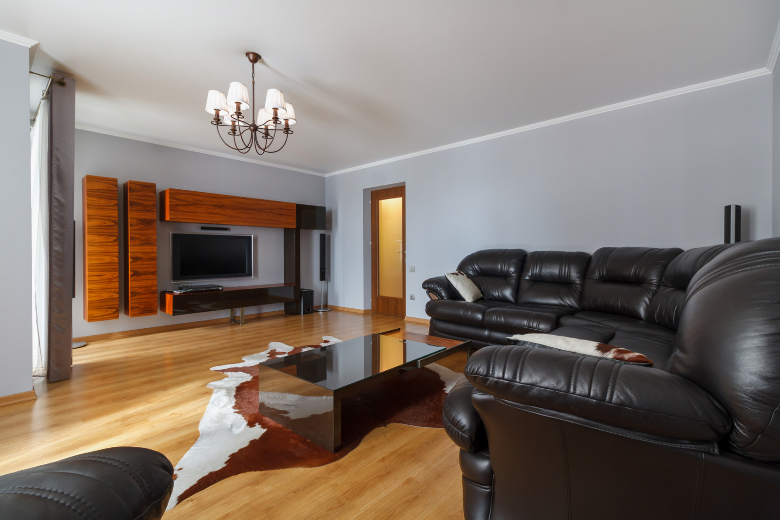 Трёхкомнатная квартира с кухней-гостиной в классическом стиле