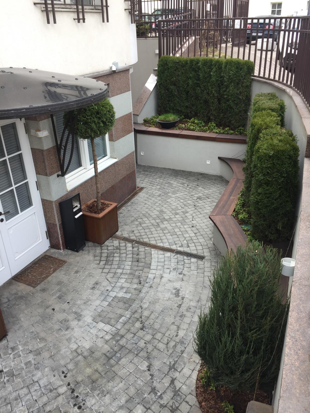 Территория около офиса.