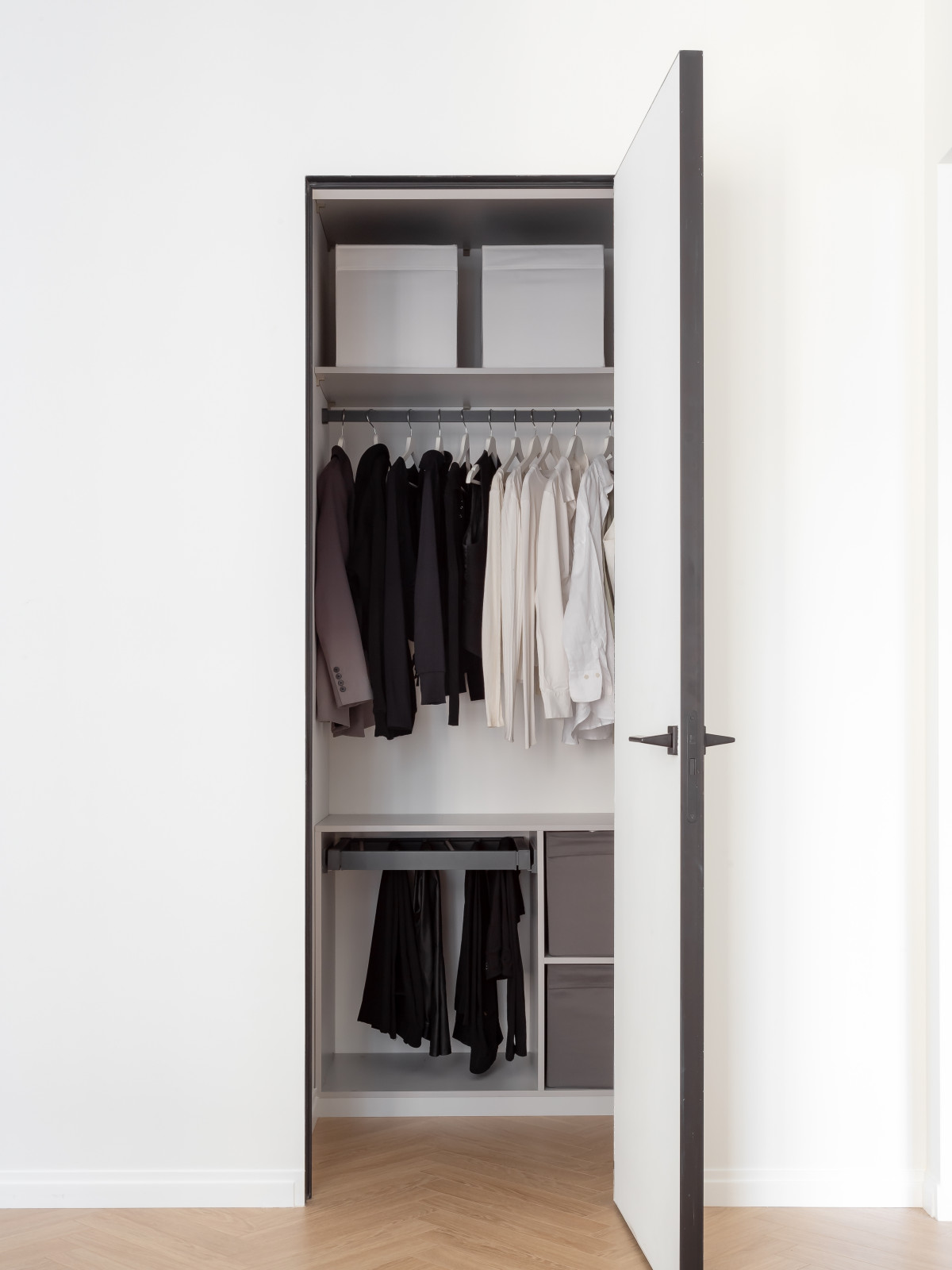 Графичный "Черно-белый" интерьер для студентки архитектурного ВУЗа