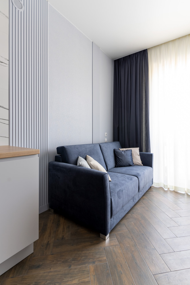 Кухня-гостиная, облегченная, светлая в основном объеме и с акцентным светом, в с