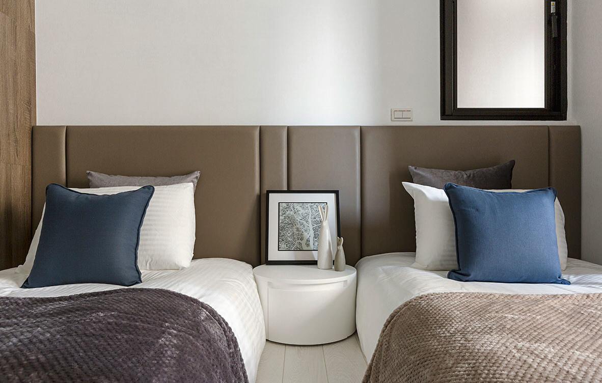 Лаконичный интерьер квартиры с кабинетом и детской комнатой от L DESIGN