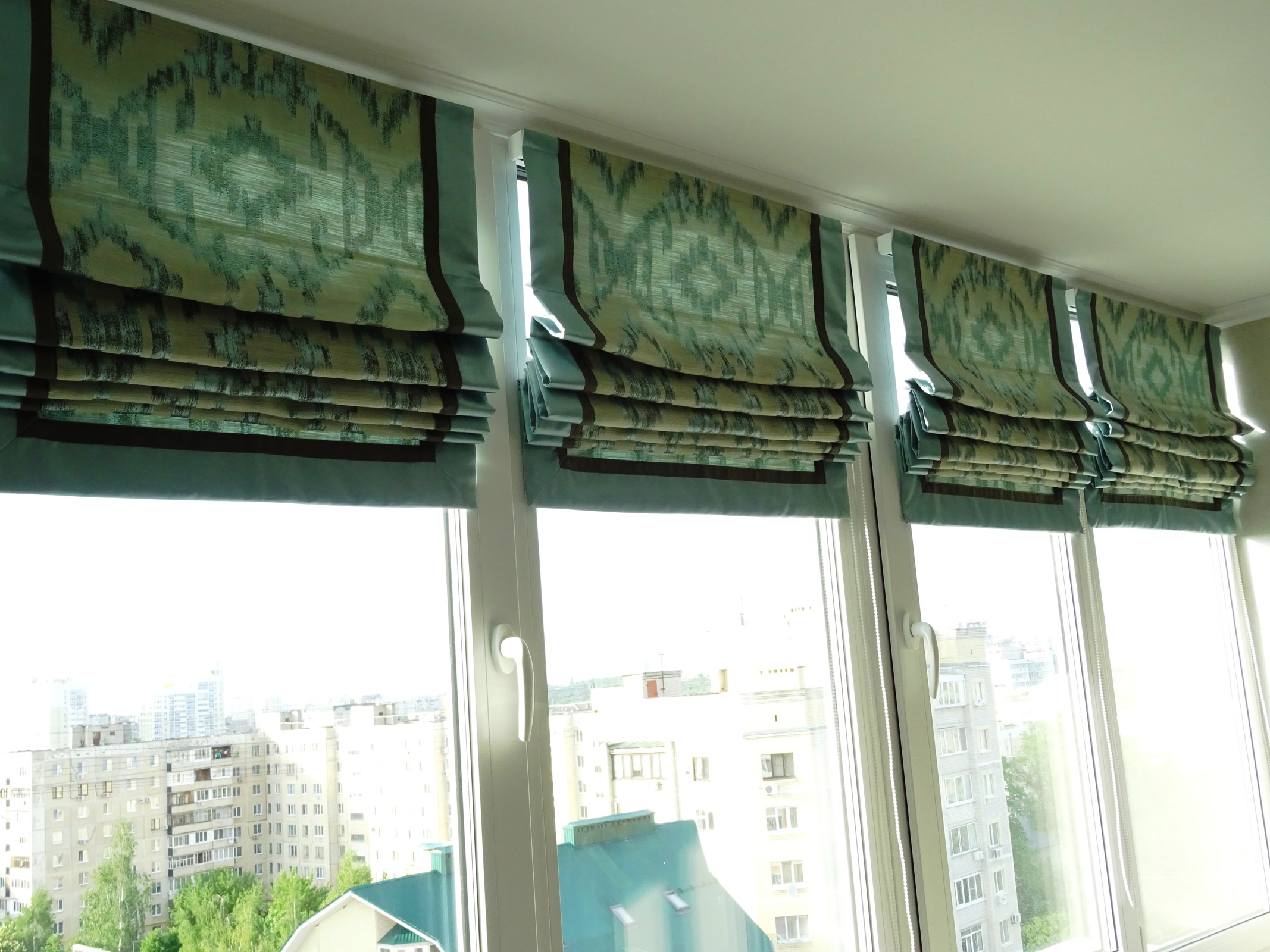 Обложка проекта: Кухня-столовая с римскими шторами