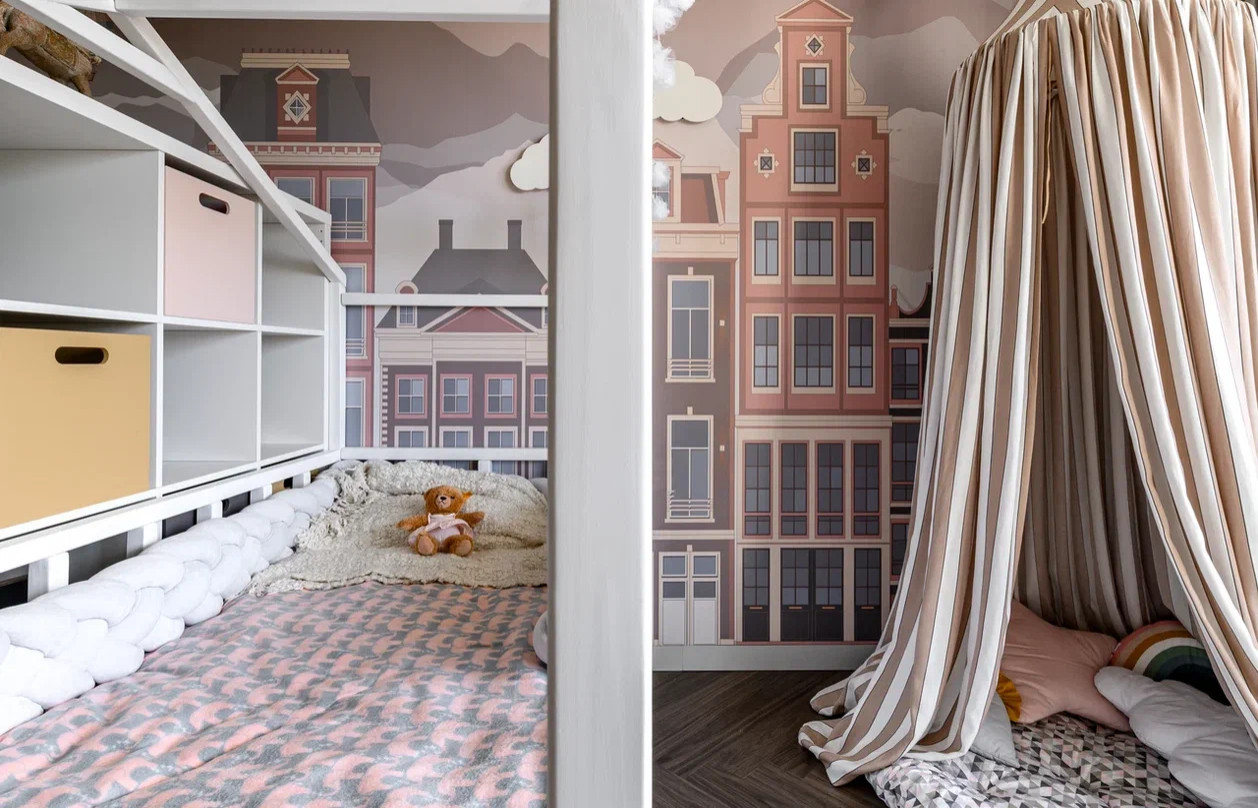 Квартира в стиле фьюжен с золотистой вытяжкой и коллекцией статуэток