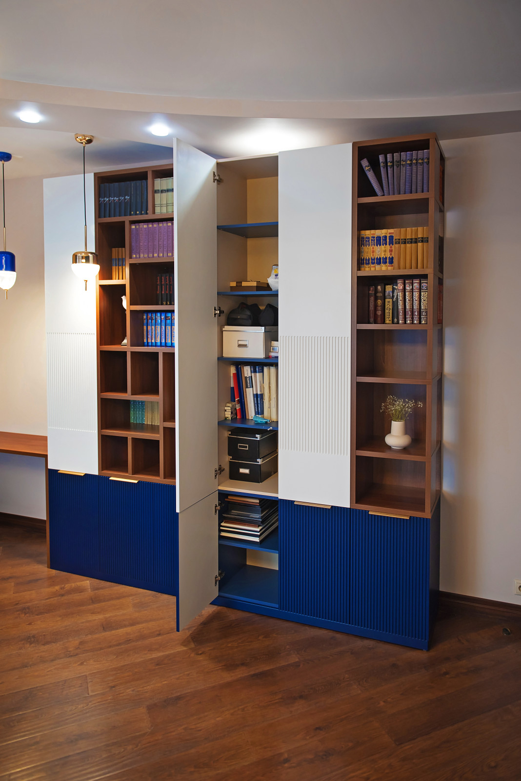 Шкафы и тумбы