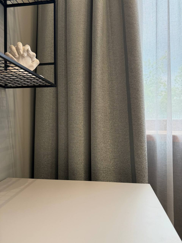 Спальня для молодой девушки в уютном сером цвете