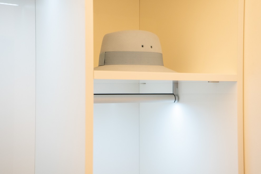 Белая гардеробная raumplus с LED- подсветкой
