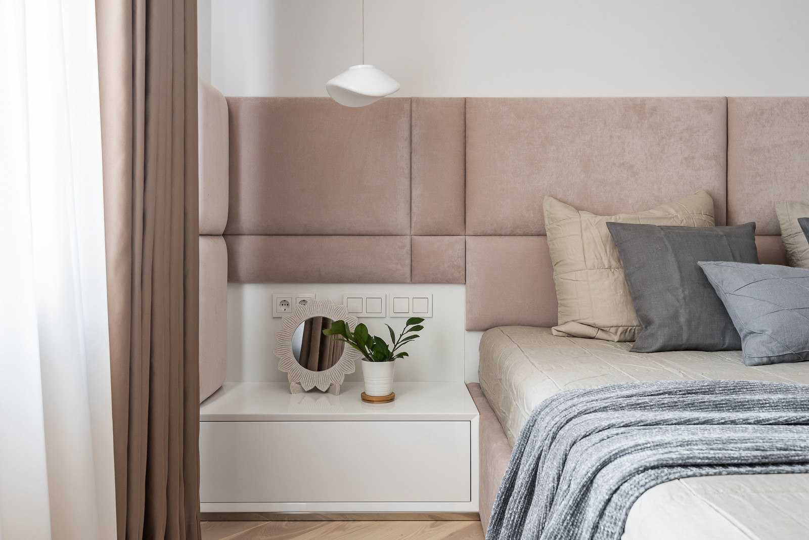 Кровать с мягким изголовьем и тумба