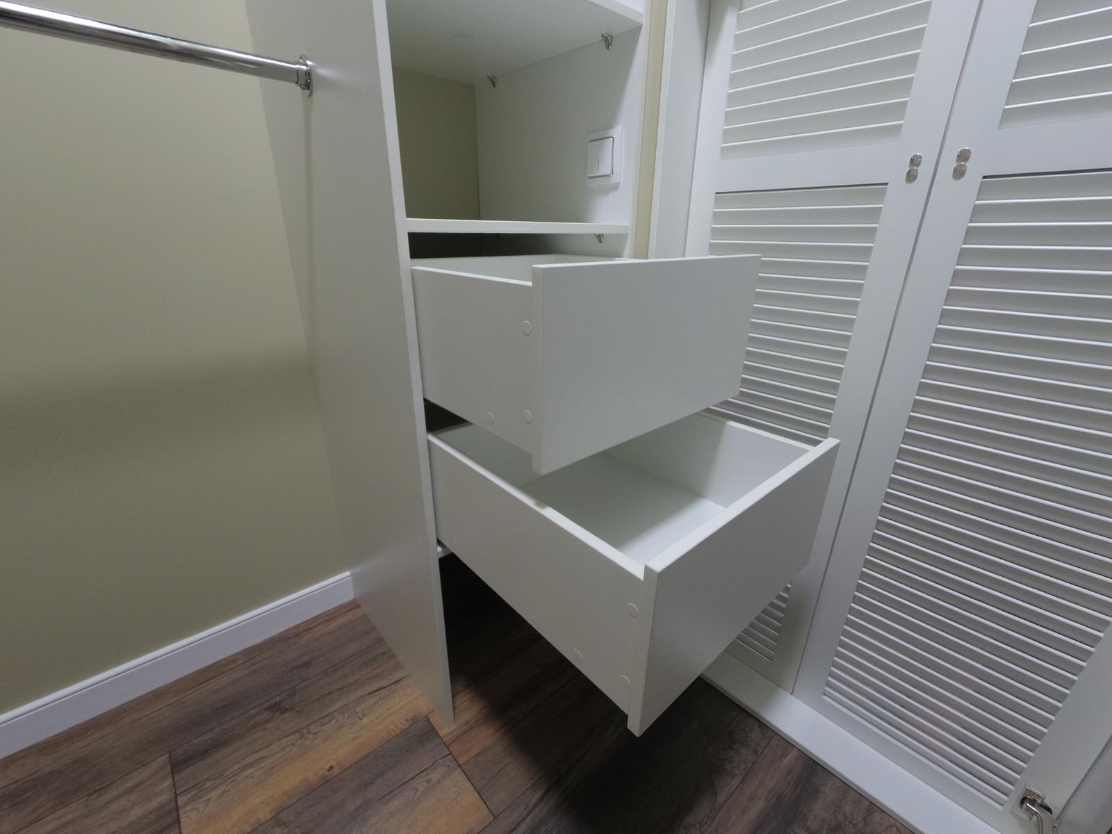 Двери-жалюзи в гардеробной