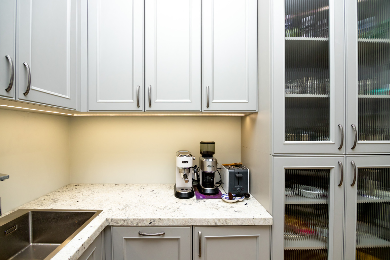 Светло-серая кухня в классическом стиле