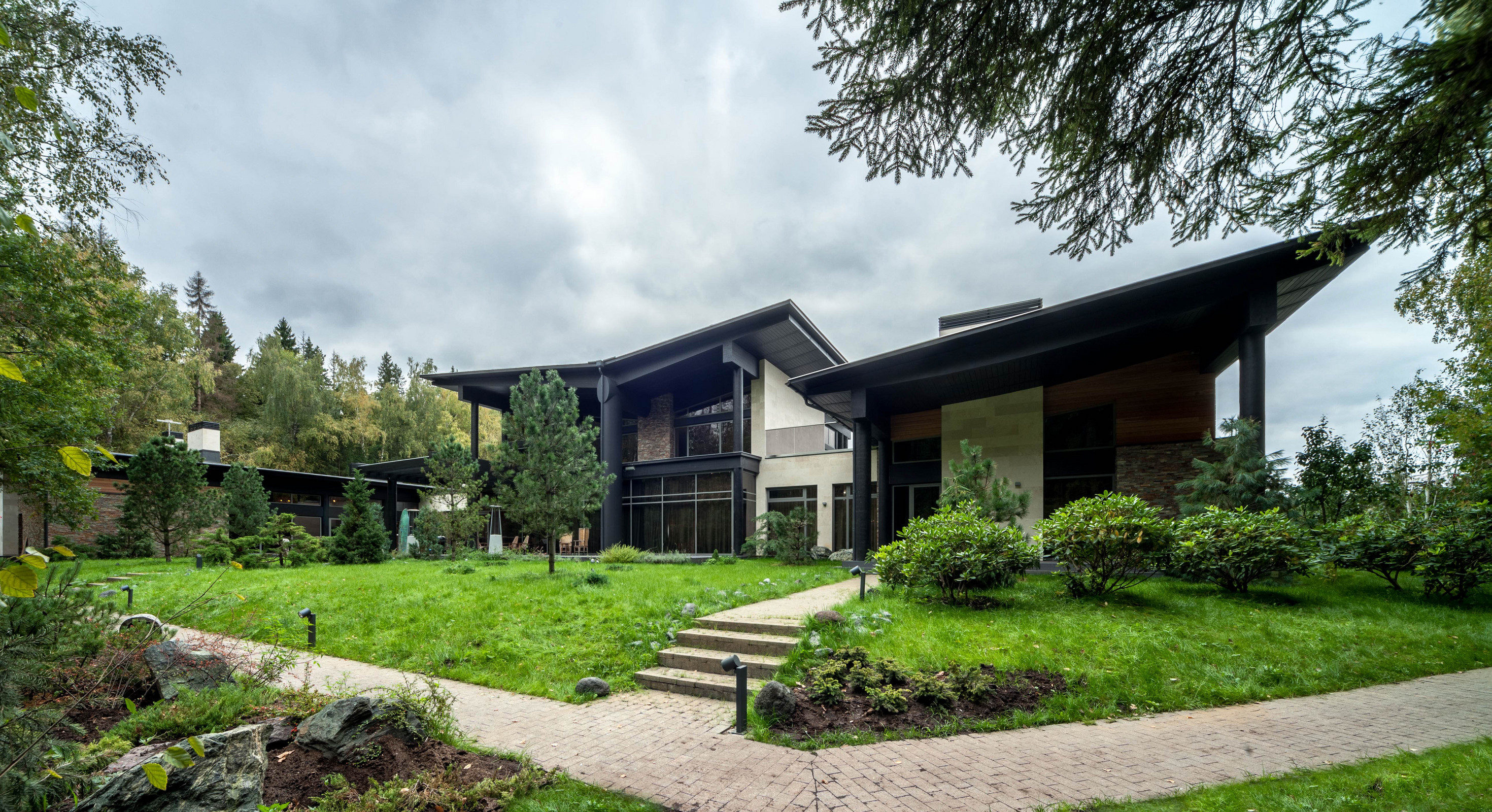 Современный загородный дом "Wing house"