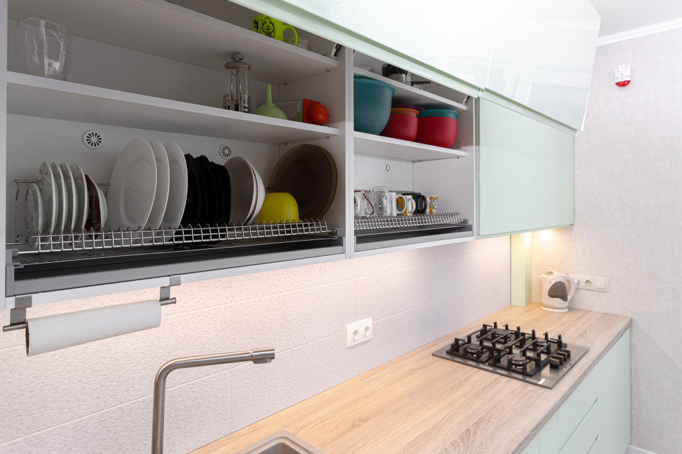 Мятная кухня со стеклянной витриной и подсветкой