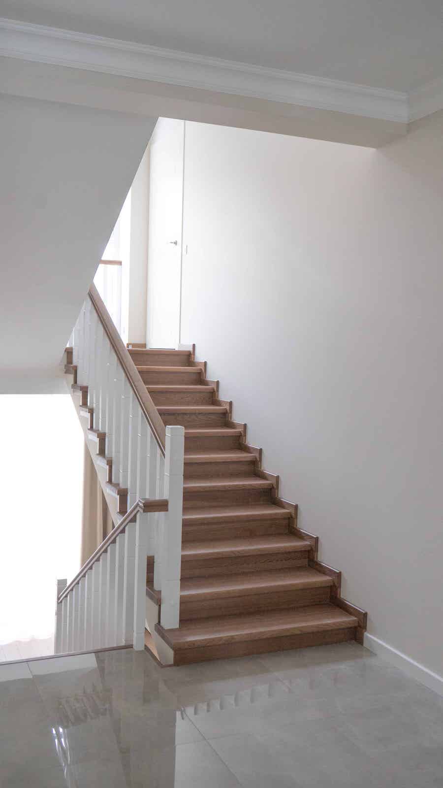 Проект 1 - Отделка бетонной лестницы массивом ясеня в частном доме в Москвее