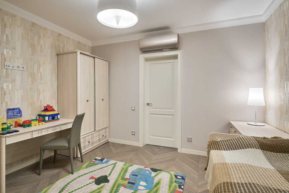 Белые дубовые двери в неоклассическом интерьере