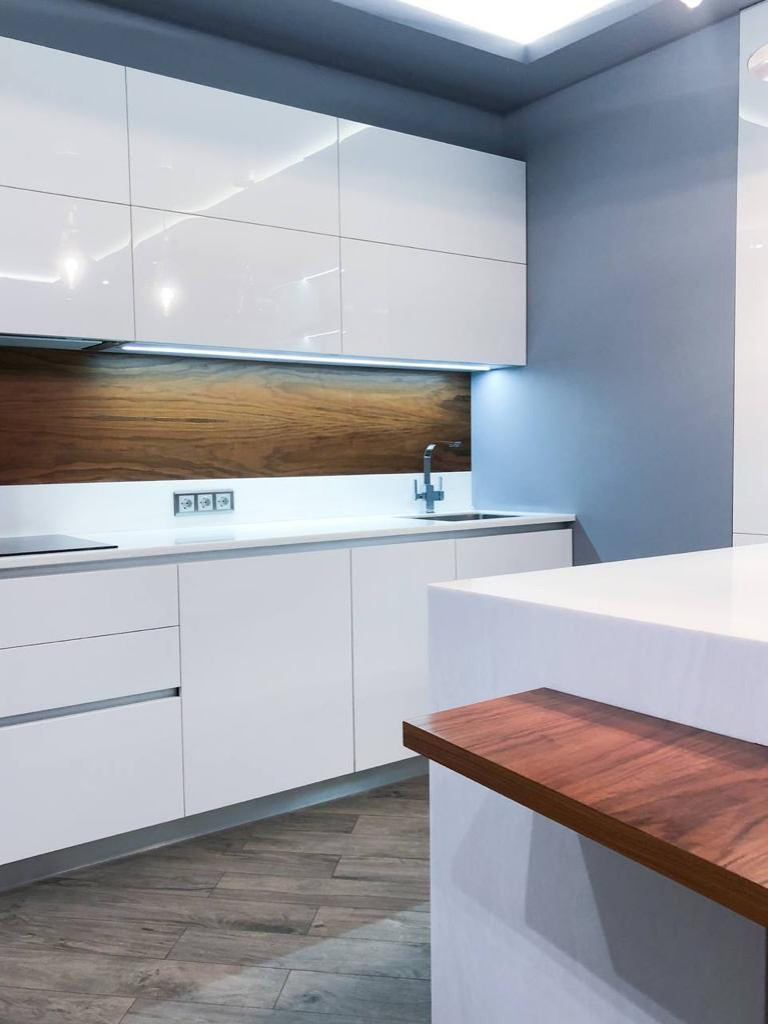 Белая островная кухня с акриловыми фасадами и шпоном в стиле минимализм.