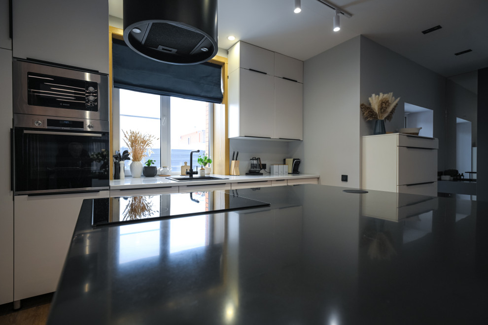 Коттедж в Чукреевке с природными фресками и рейками с подсветкой