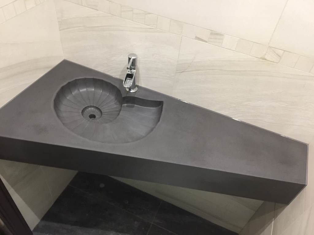 Раковина из бетона в форме ракушки