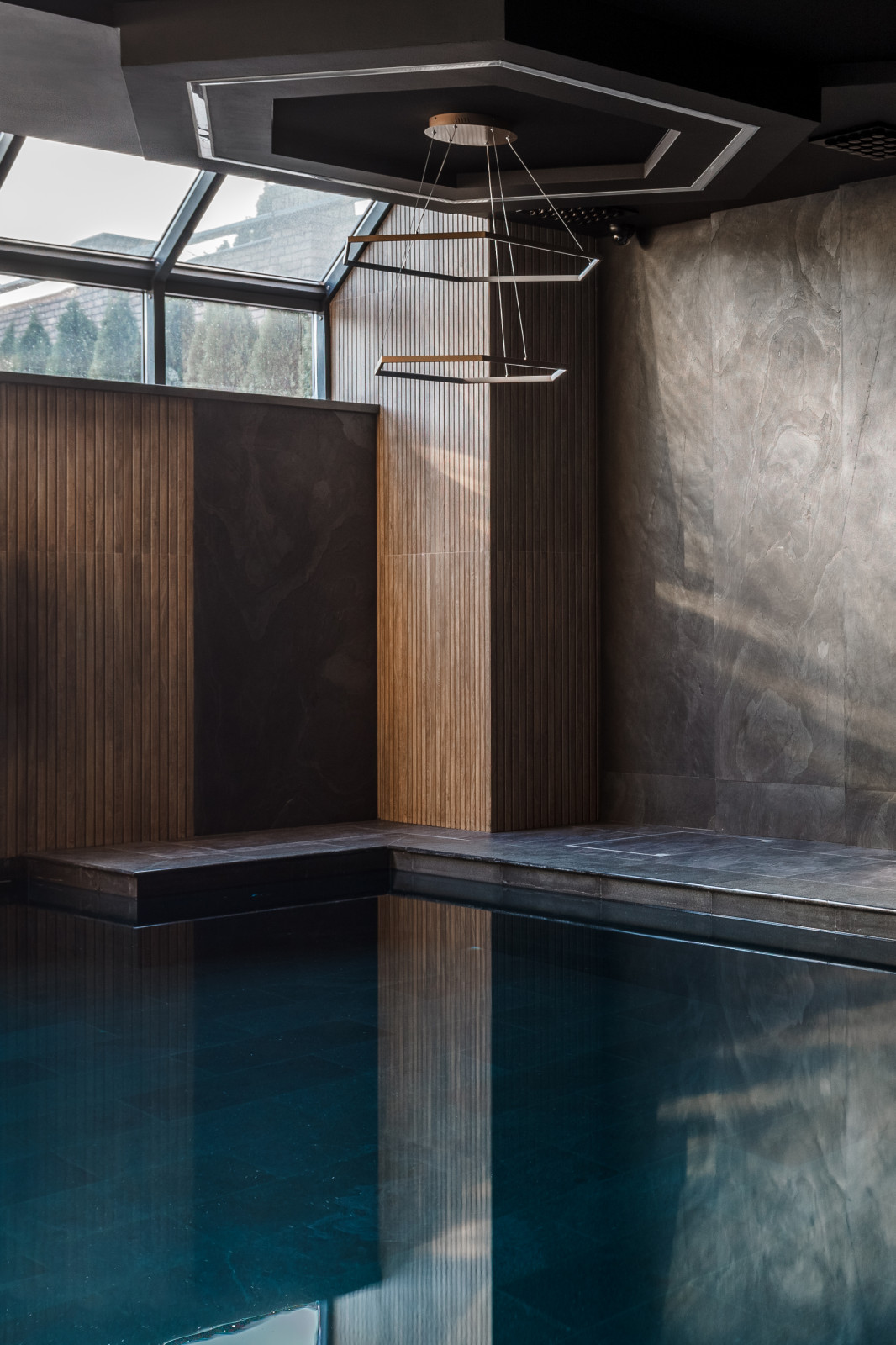 Сауна с бассейном в цоколе частного дома.