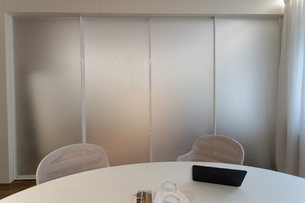 Межкомнатная раздвижная перегородка R1200 raumplus в комнату