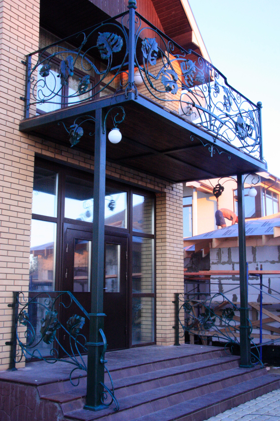 Оформление входной зоны (навес-балкон, перила)