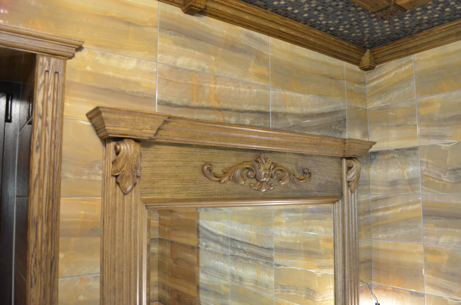 Ванная комната. Потолок, зеркало и тумба под раковину