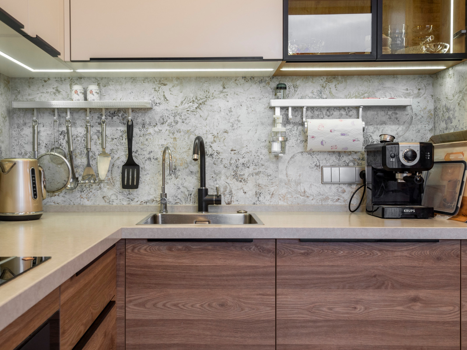 Кухня в минималистичном стиле и оформление ТВ-зоны