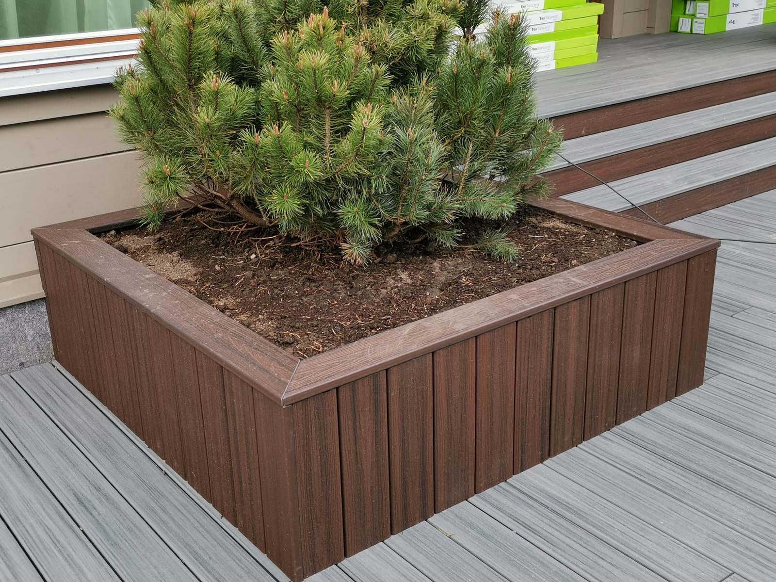 Террасы у дома в лесу