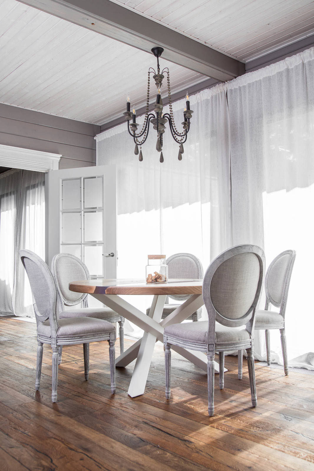 Обеденный стол и стулья