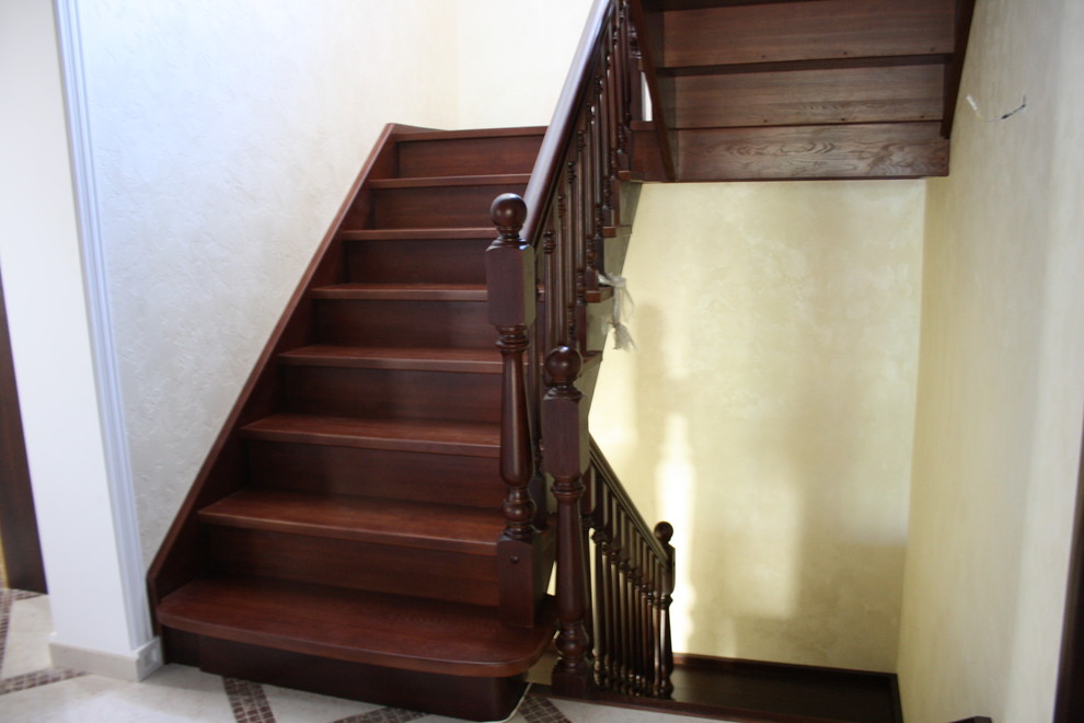 Лестница из ясеня с покраской в темный орех