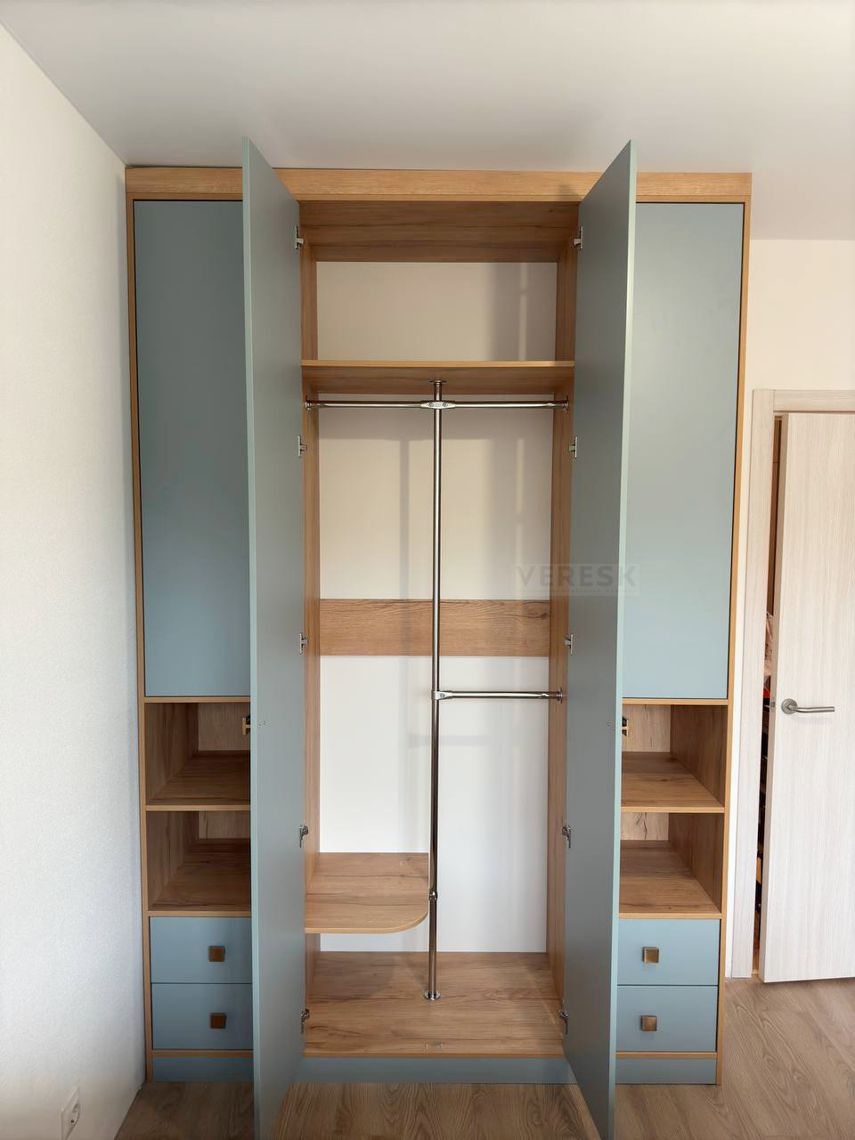 Распашные шкафы