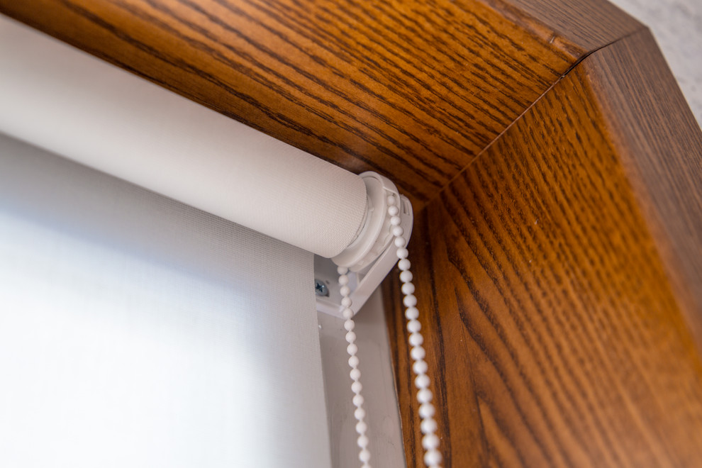 Рулонные шторы на створку окна. Проект на Яхте