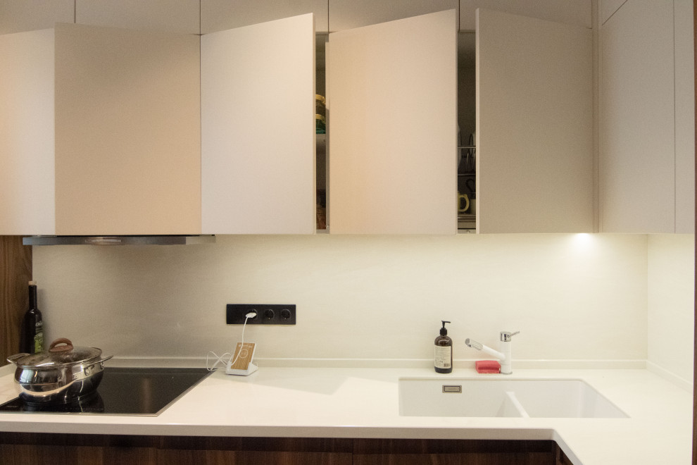 Кухня в стиле минимализм с фасадами под "темное дерево"