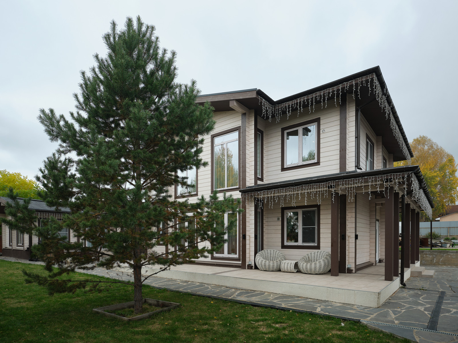 Интерьер двухэтажного дома из клееного бруса со вторым светом