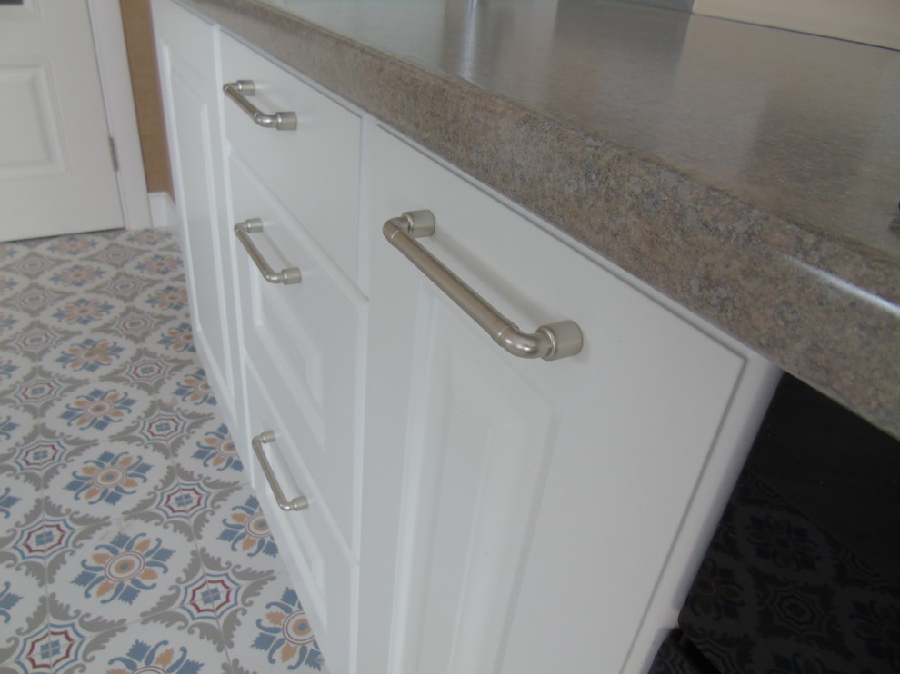 Белая кухня в квартире в Красногорске для заслуженного артиста России