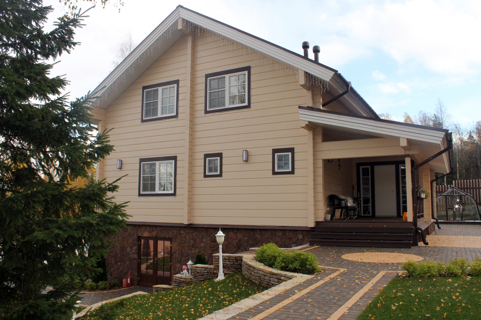 Дом из кирпича в Охтинском парке