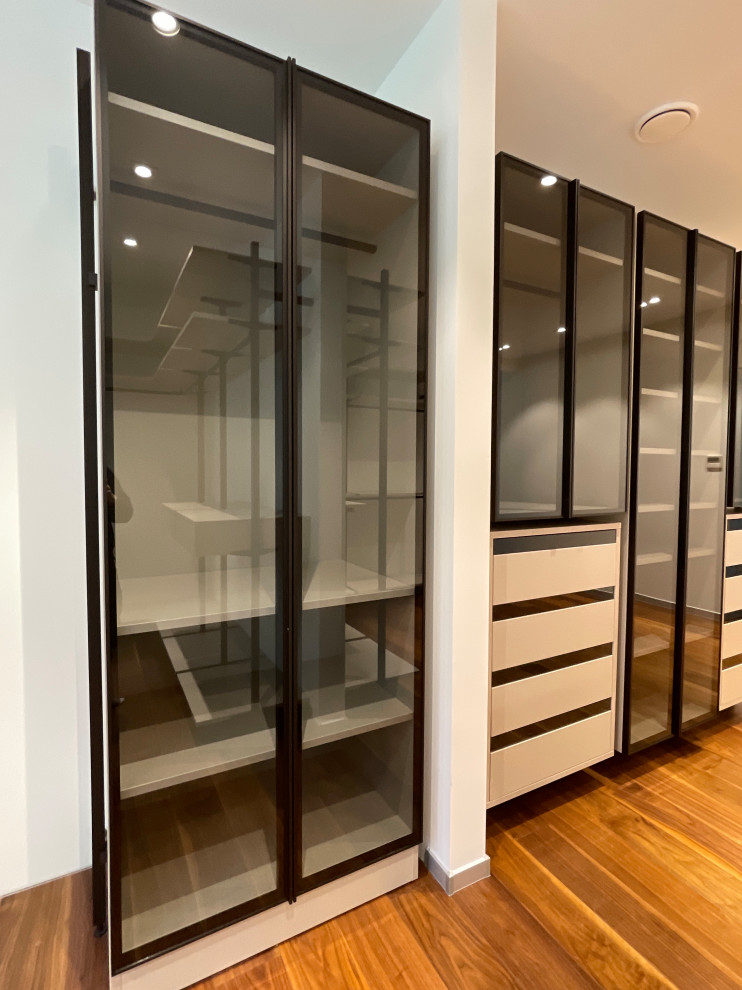 Распашной шкаф с системой RPE raumplus и Гардеробная система UNO raumplus