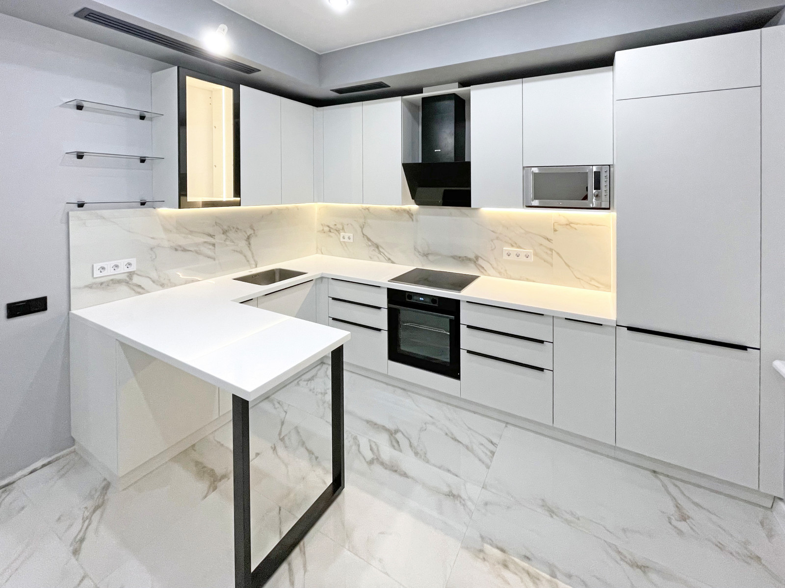 Стильная кухня с белыми фасадами Кристайл супер мат