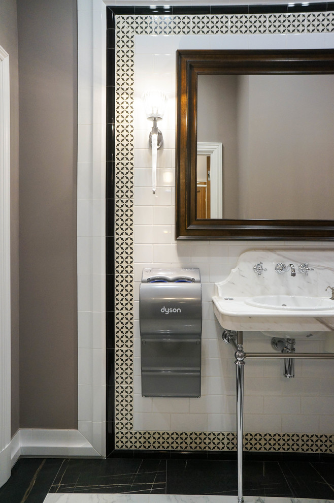 Общественный санузел в офисном здании.