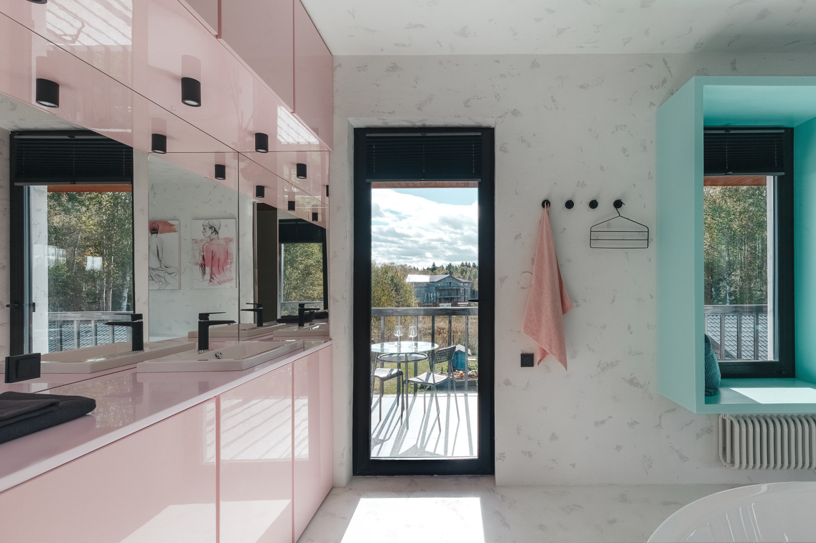 Проект недели: Загородная ванная с выходом... на балкон