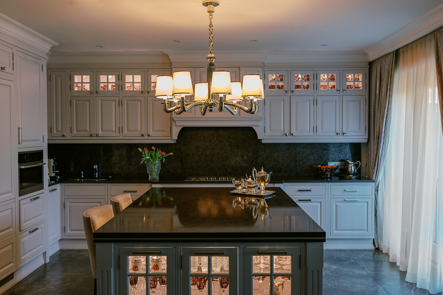 Кухня с островом в американском стиле