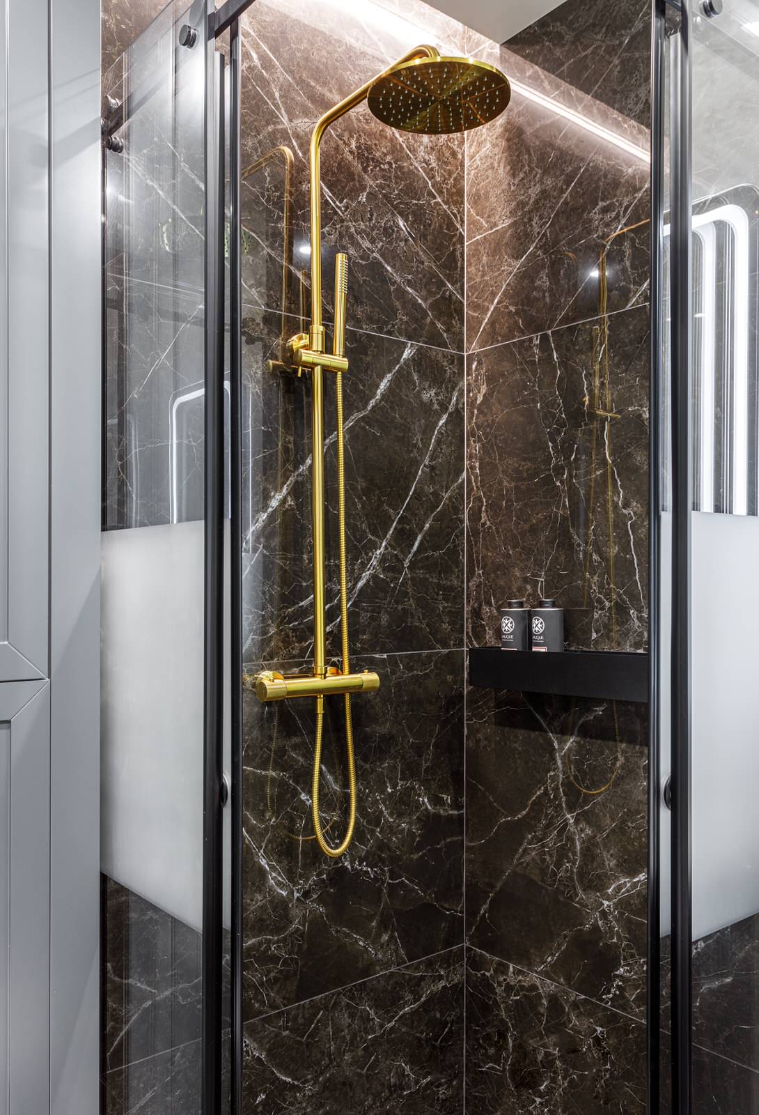 Монохромный серый в реализованном дизайн-проекте в Москве