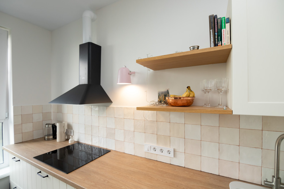 Светлая кухня в стиле скандинавский минимализм с деревянными элементами