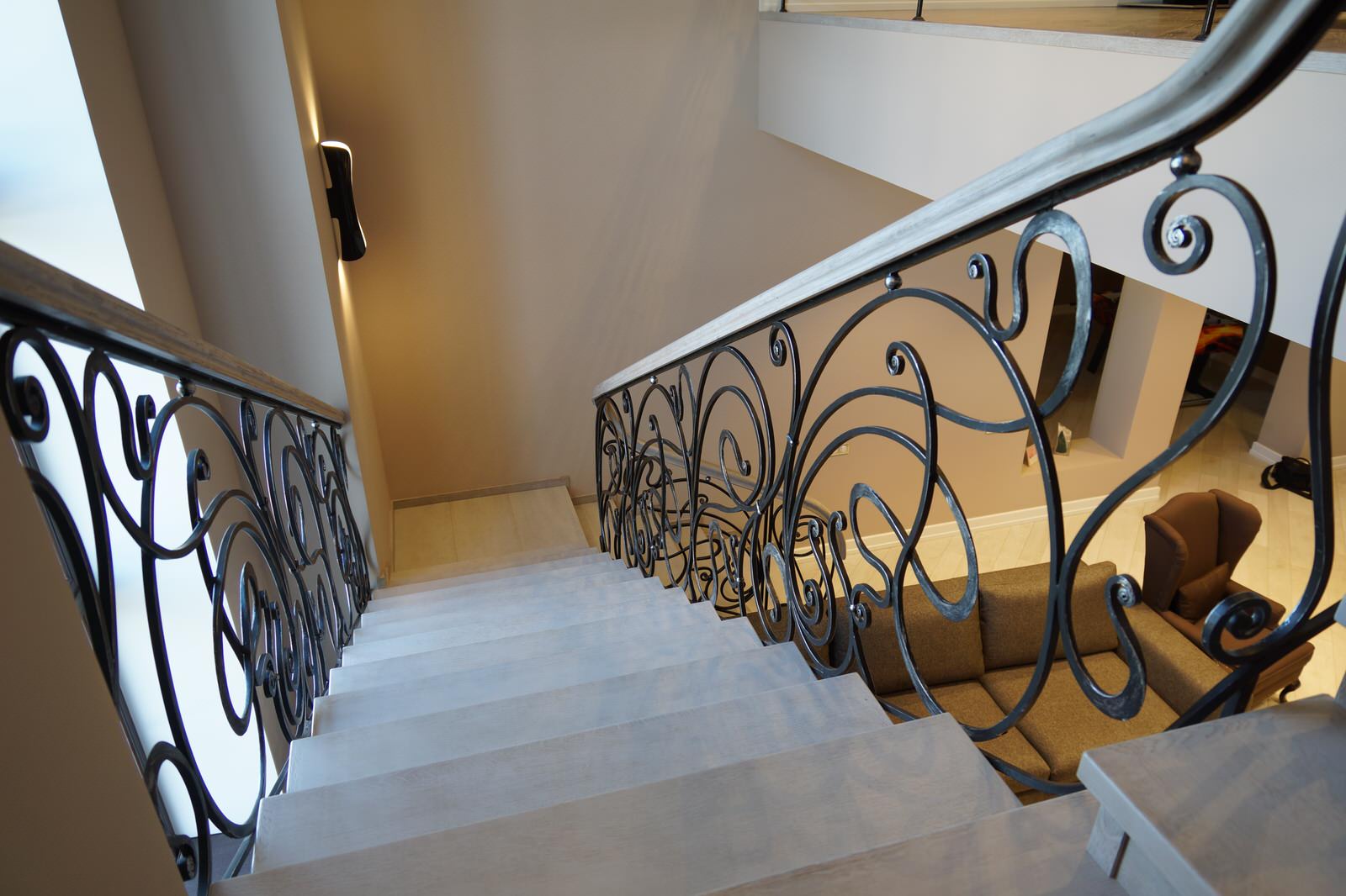 Кованное перильное ограждение в котеджном поселке Онегино