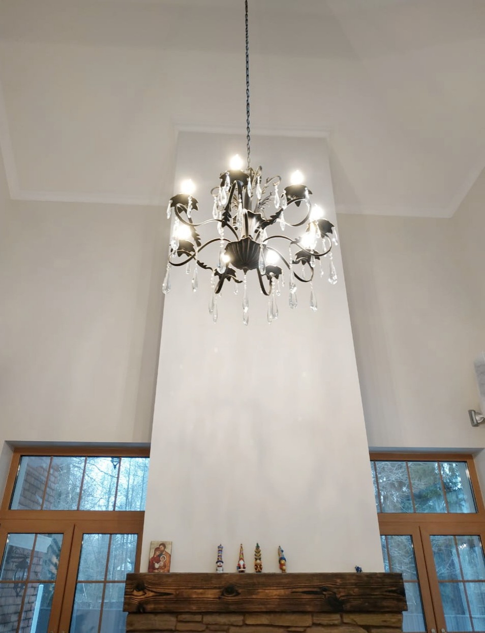 Детали интерьера. Люстра в каминной зоне.