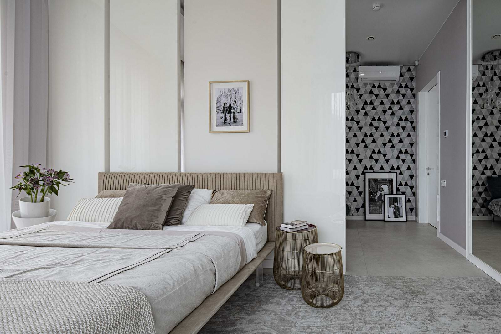 Большой красивый белый дом