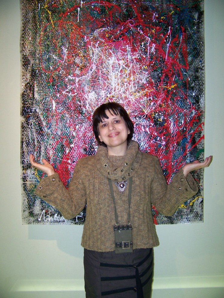 На фоне картин Лики Волчек