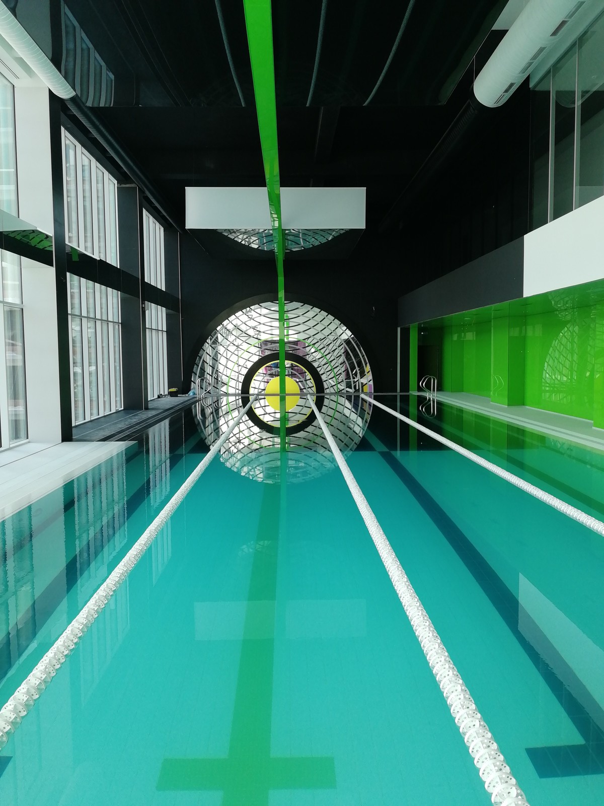 Обложка проекта: Декоративное стеклянное панно с печатью на стене