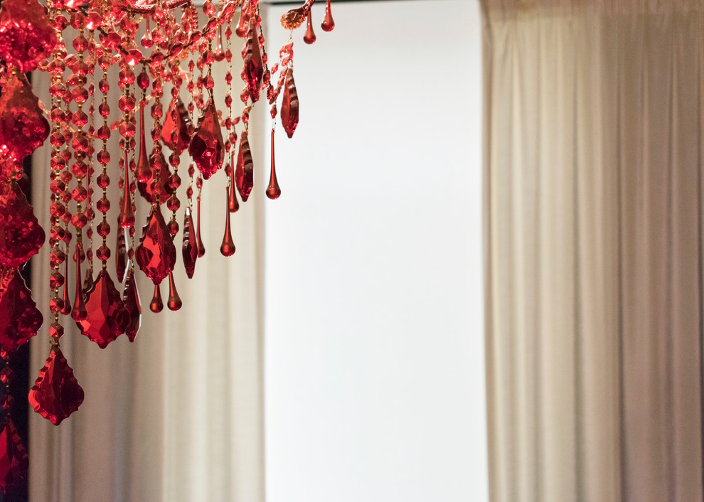 Бархатные шторы в спальне.