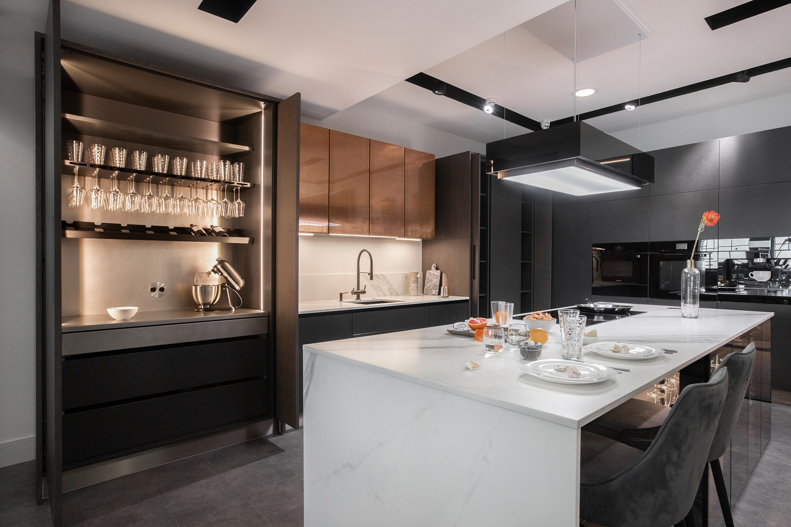 Giulia Novars — Новосибирск. ул.Орджоникидзе, 23 (м.«Площадь Ленина»)