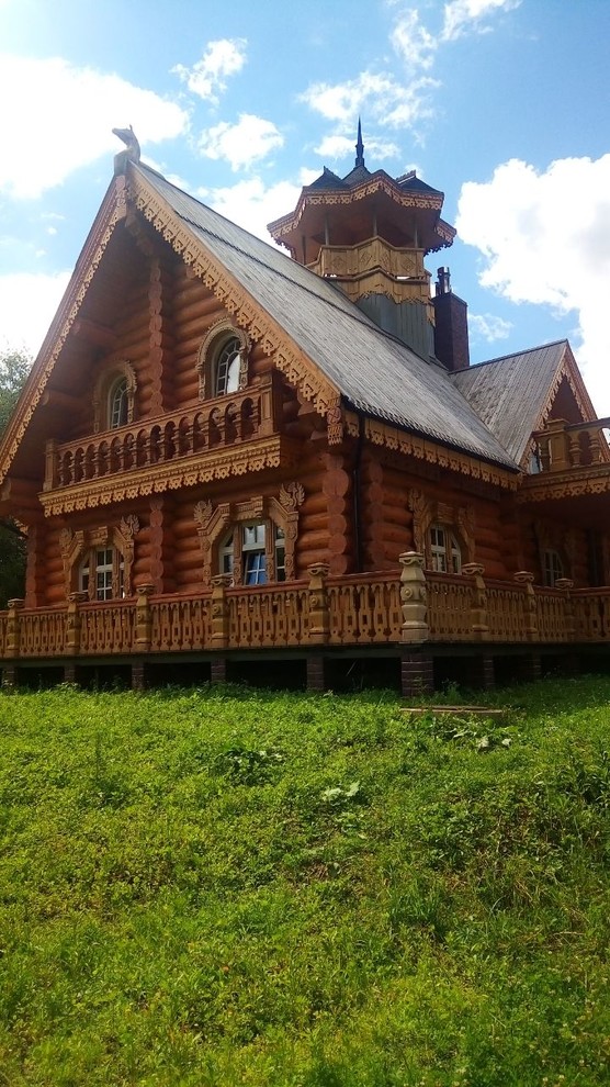 Русская усадьба. Родовое поместье. Резная обналичка оконных и дверных проемов