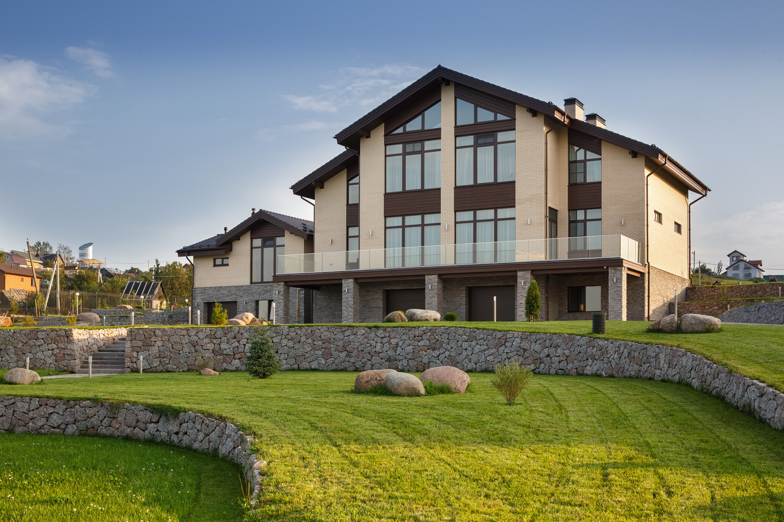 Дом на склоне